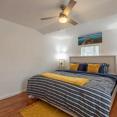 Two Homes - Charming Home And Cozy Bungalow